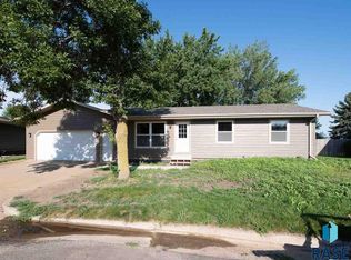424 Rummel Dr W, Lennox, SD 57039