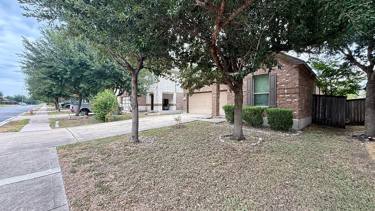 3 bed, 2.0 bath, 1728 sqft, $2,100 — Photo 3