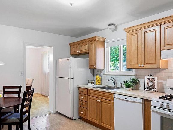 5th image of 948 Alexandria Dr