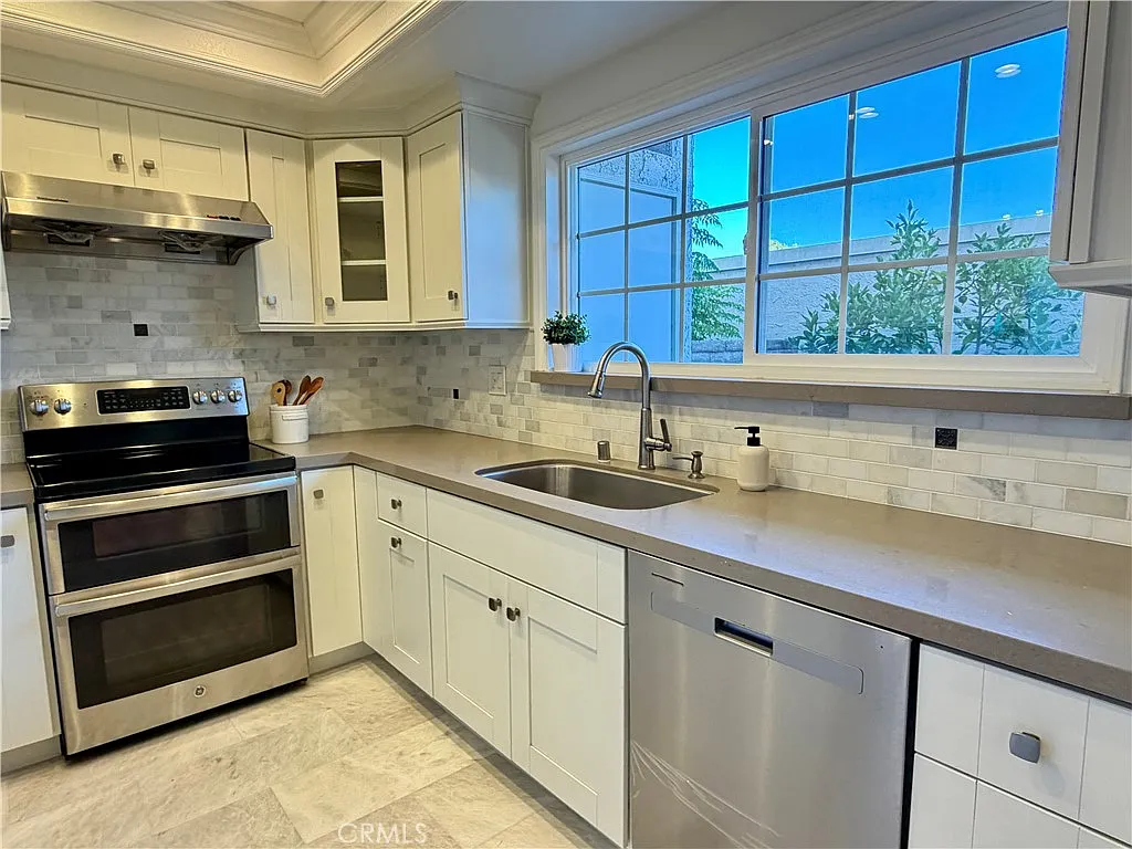 3 bed, 2.5 bath, 1595 sqft, $4,550 — Photo 2
