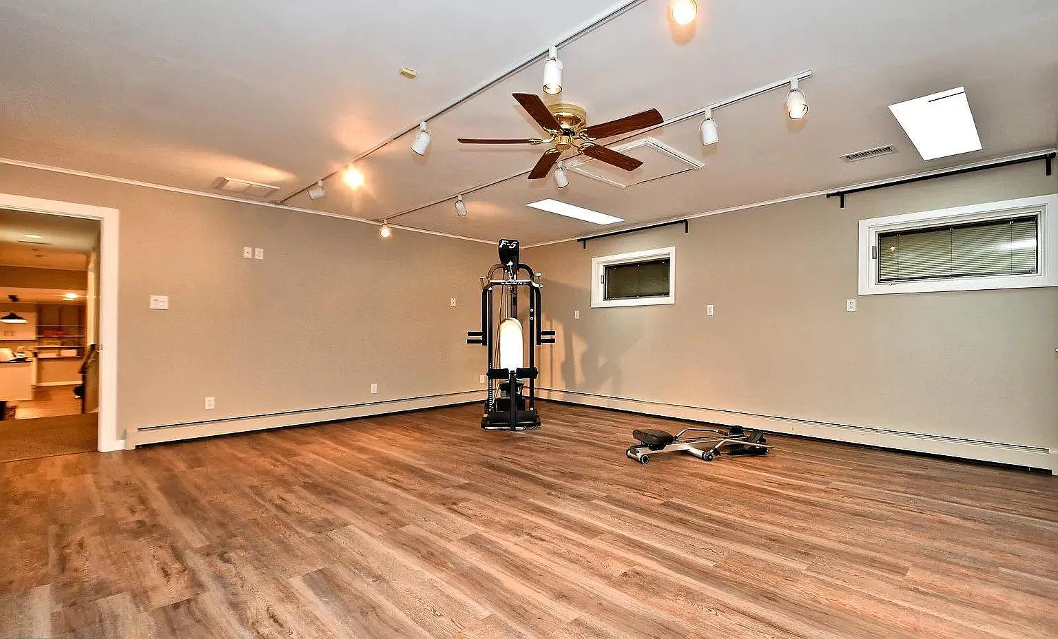 6 bed, 2.5 bath, 5830 sqft, $6,850 — Photo 3