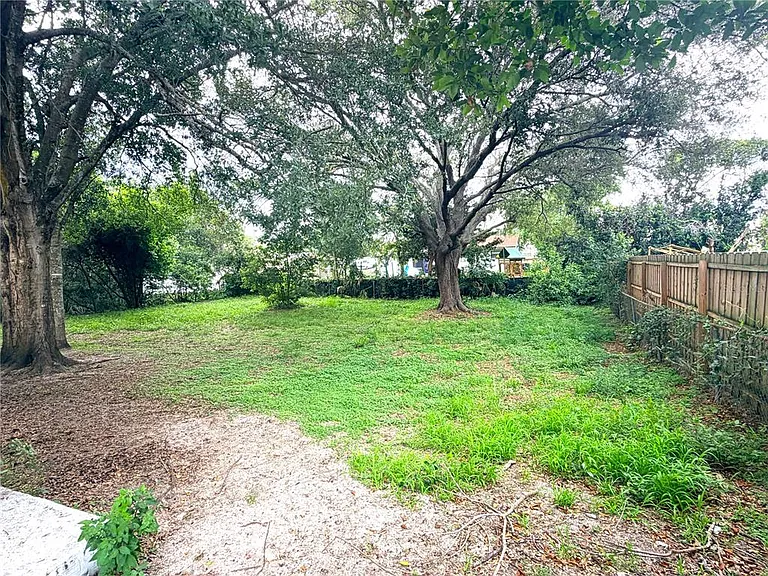 745 Whitewood Dr — Photo 13