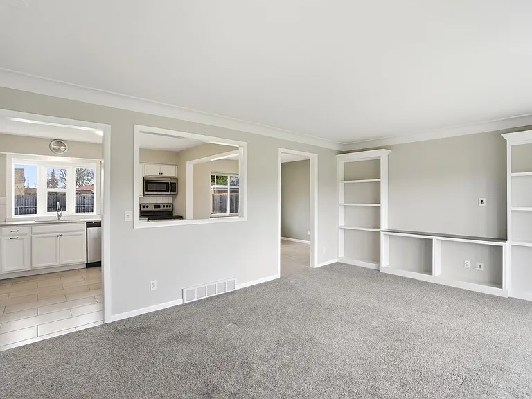 5159 Grosse Point Pkwy — Photo 7