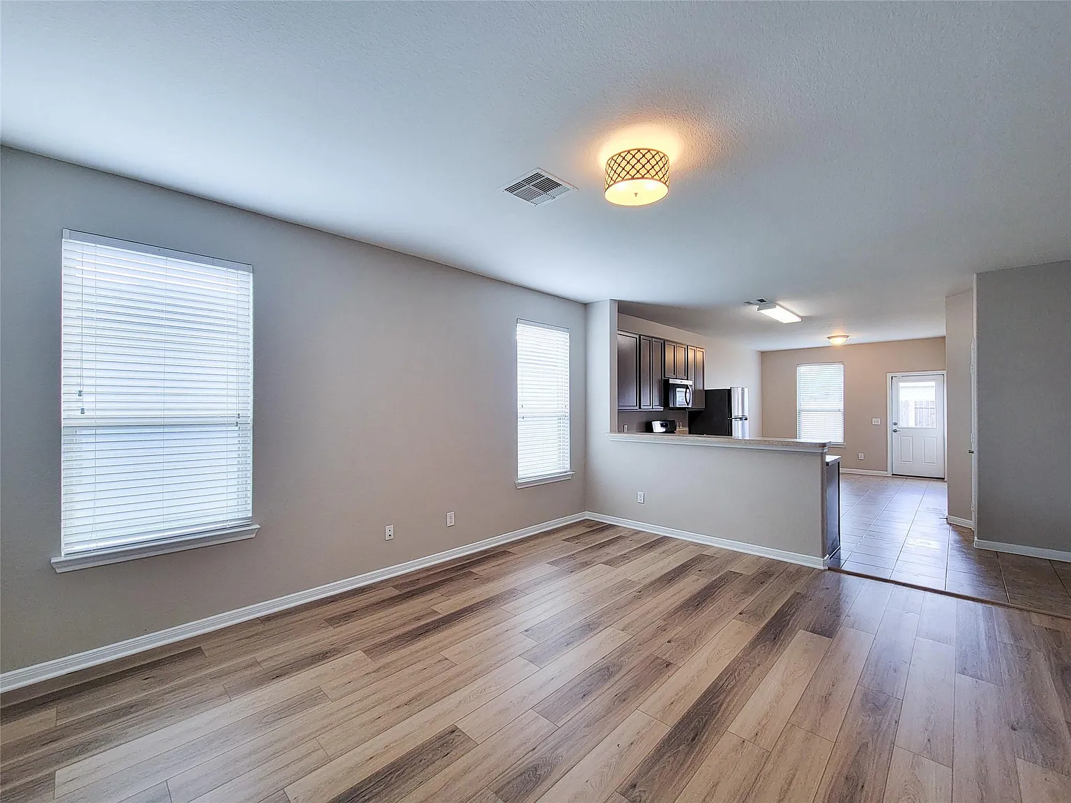 3 bed, 2.0 bath, 1512 sqft, $1,995 — Photo 2