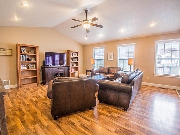 3rd image of 208 Murfield Dr