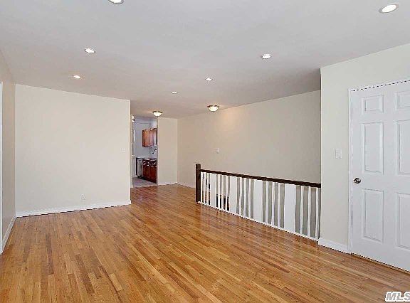 4th image of 22607 Kingsbury Ave