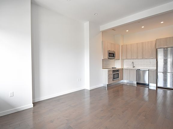 4th image of 30-40 21st St Unit Penthouse 2