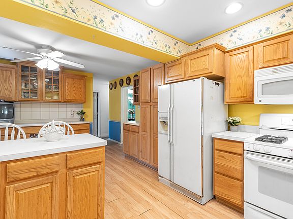 3rd image of 6024 W 124th St