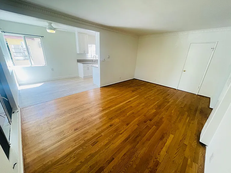 821 N Las Palmas Ave — Photo 1