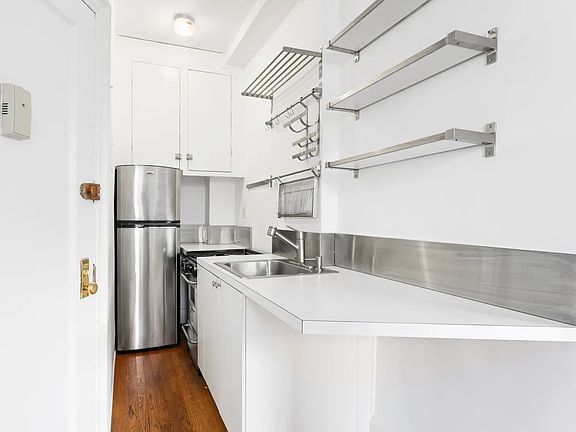 3rd image of 20 W 72nd St #1106A