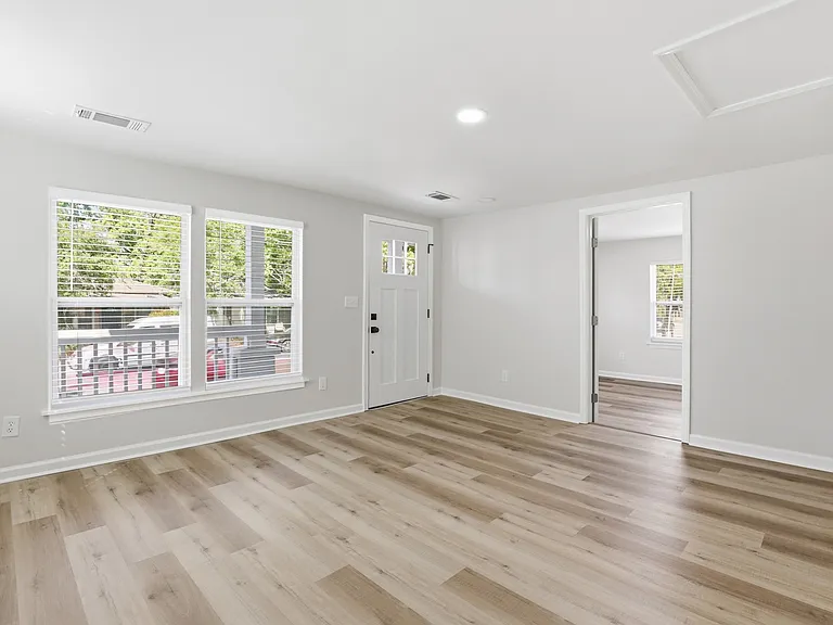 1009 W 52nd St — Photo 16