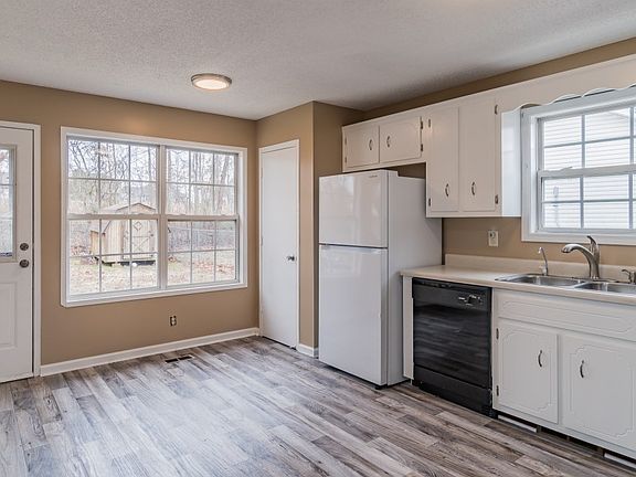 4th image of 432 Terrier Way