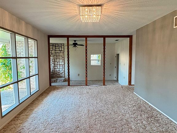5th image of 209 E Plaza Dr