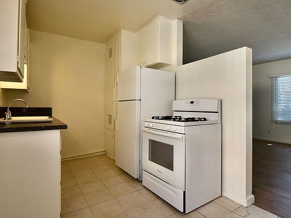 5th image of 121 W Arrellaga St APT 1