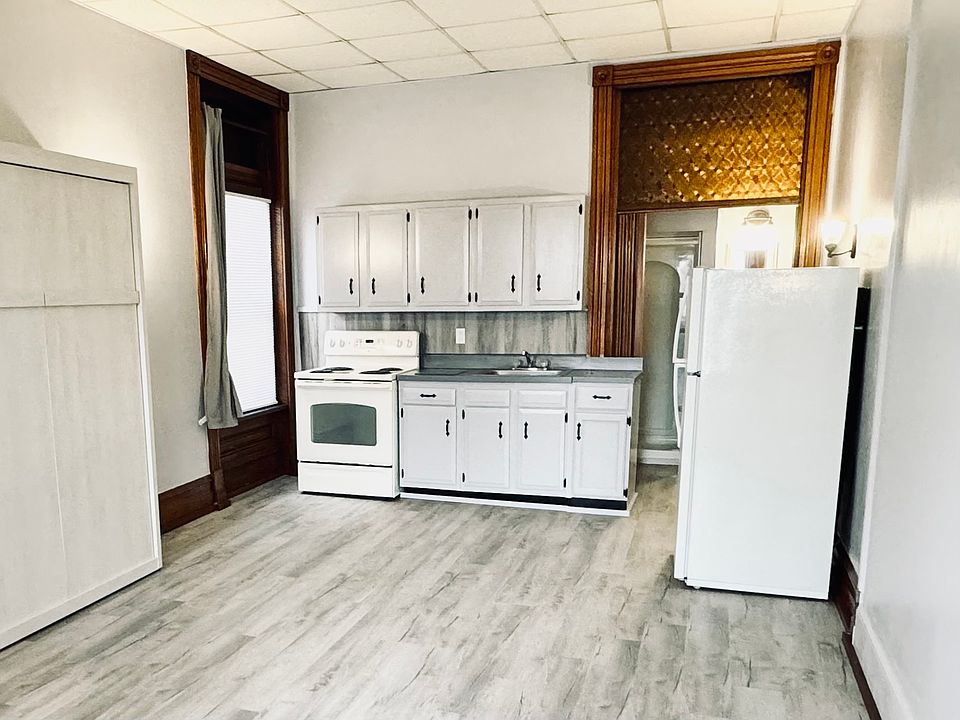 2nd image of 110 E Main St