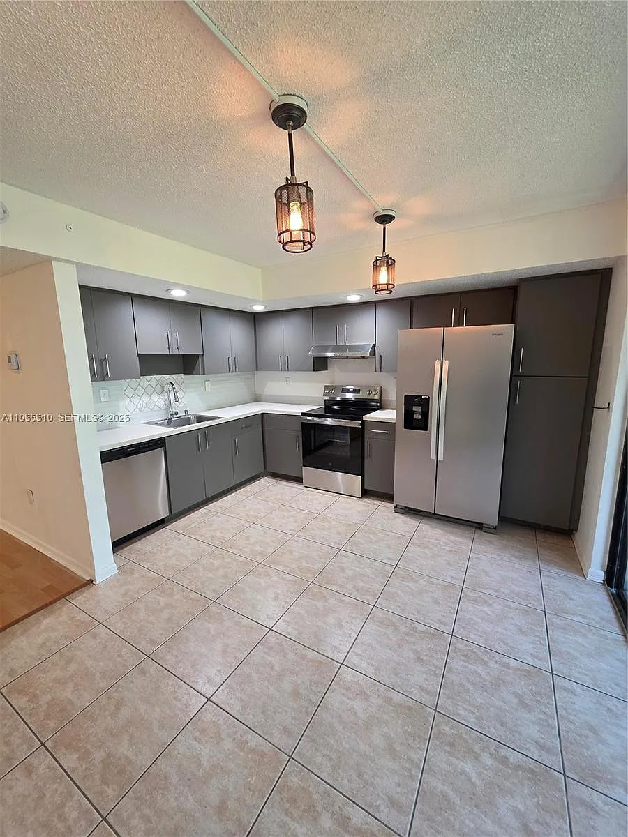 Building Photo - 8065 SW 107th Ave #214