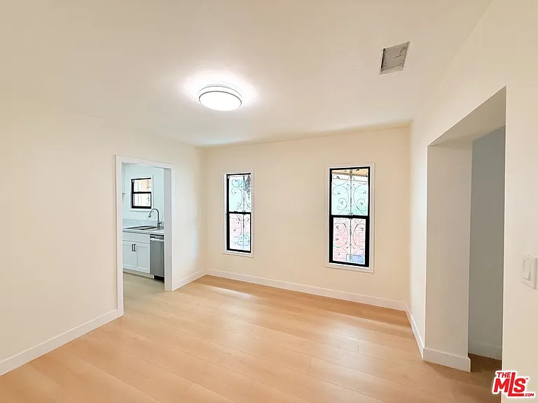 6132 Whitsett Ave — Photo 19