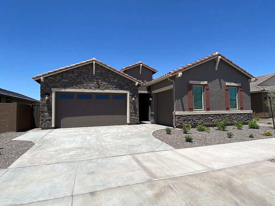 Front of home 2 car garage
