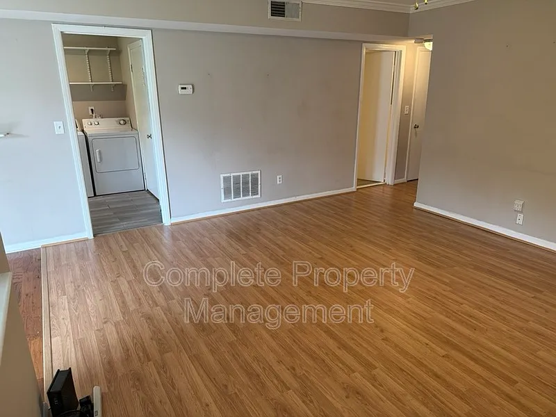 2 bed, 1.0 bath, 890 sqft, $1,300 — Photo 2