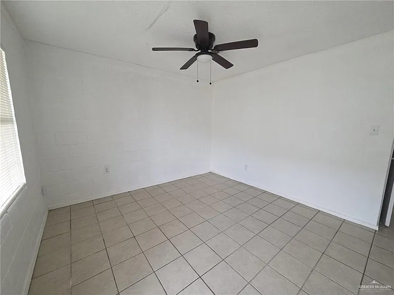 903 W 1st St — Photo 3