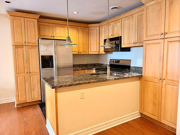 Gorgeous Kitchen Fully equip. granite countertops, beautiful cabinetry.