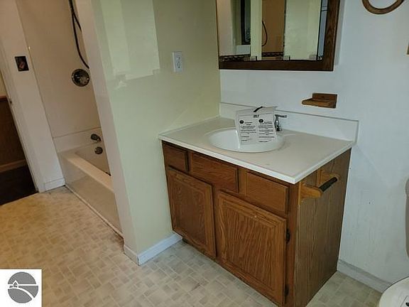 5th image of 385 3rd St N