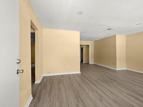 4th image of 5834 Lyndhurst Dr
