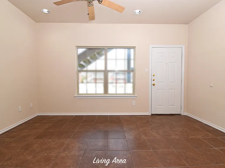 2411 Bryan St — Photo 8