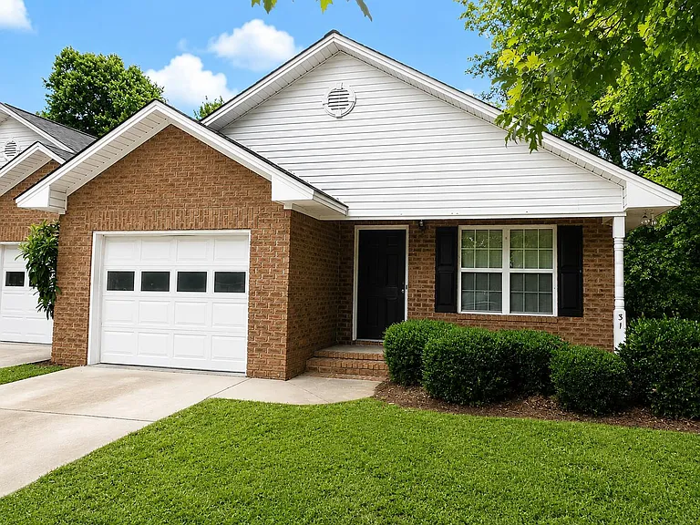 31 Radcliff Dr — Photo 1