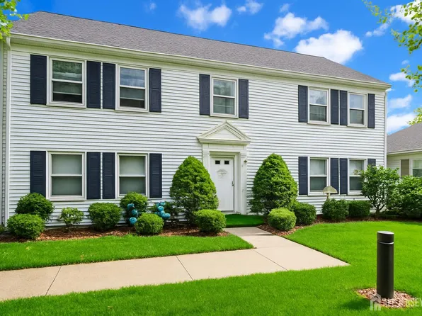 374 N New Bedford Ln, Monroe Township, NJ 08831