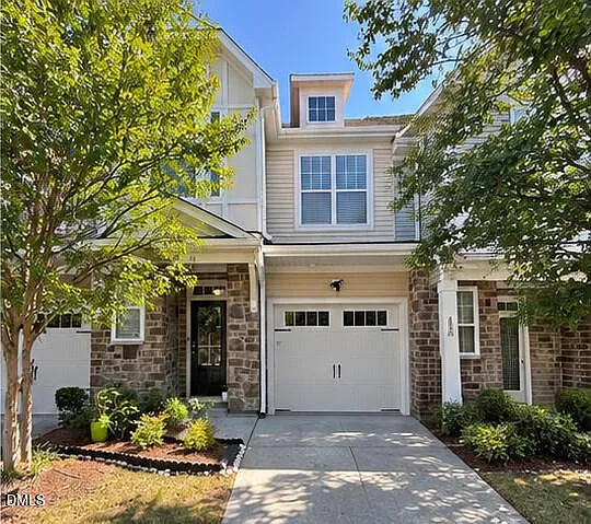3 bed, 3.5 bath, 2717 sqft, $2,300 — Photo 2