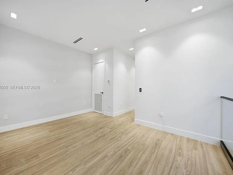 1314 NE 16th Ter #B — Photo 51