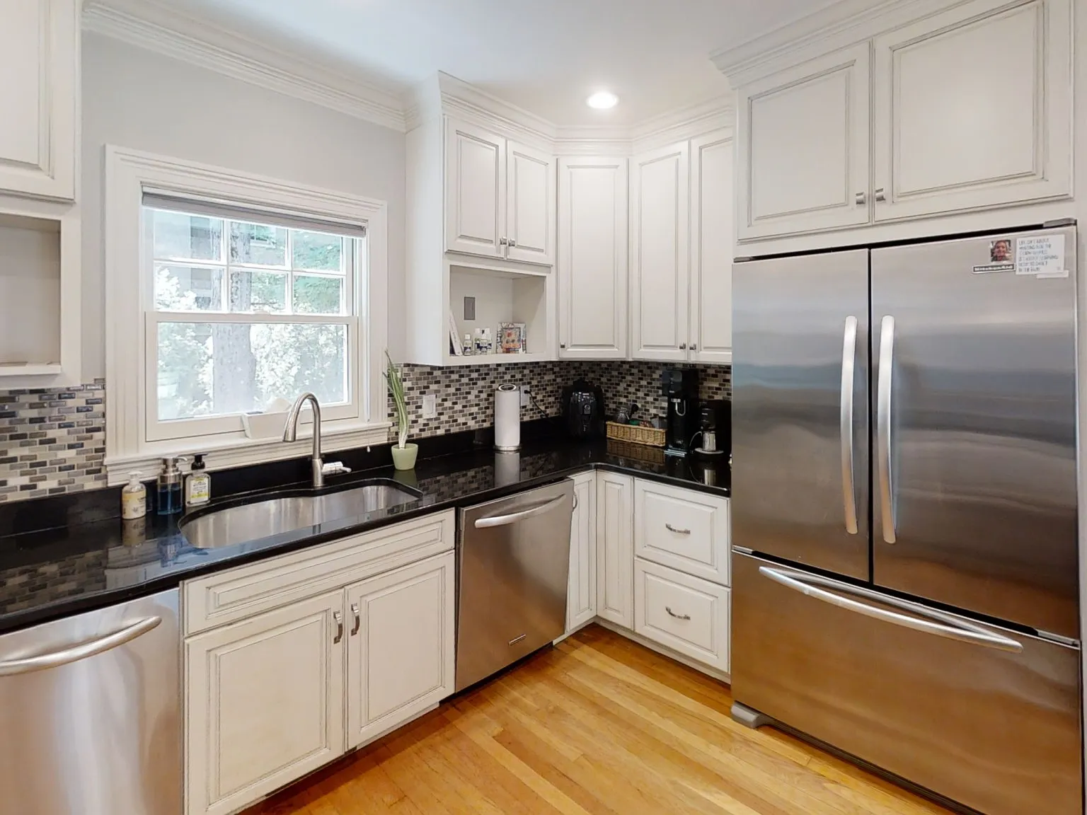 3 bed, 2.0 bath, 2000 sqft, $5,250 — Photo 4