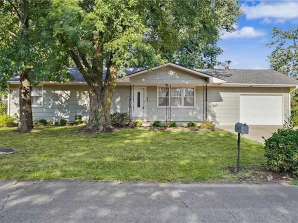 609 Kings Hwy, Garnett, KS 66032