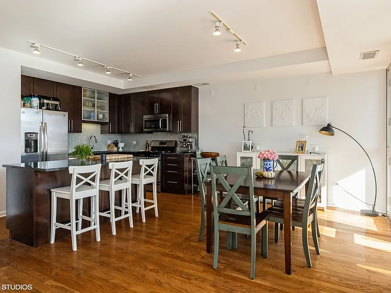 744 W Fullerton Ave #404 — Photo 3