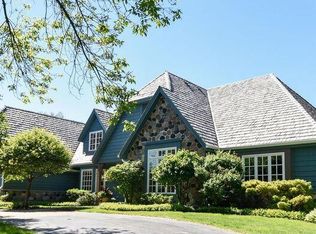 717 W Haddonstone Pl, Mequon, WI 53092