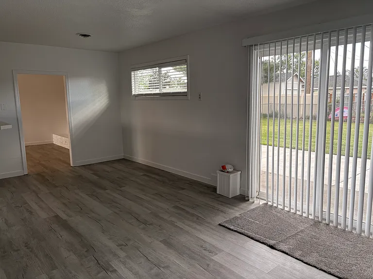 2109 Dallas St — Photo 10