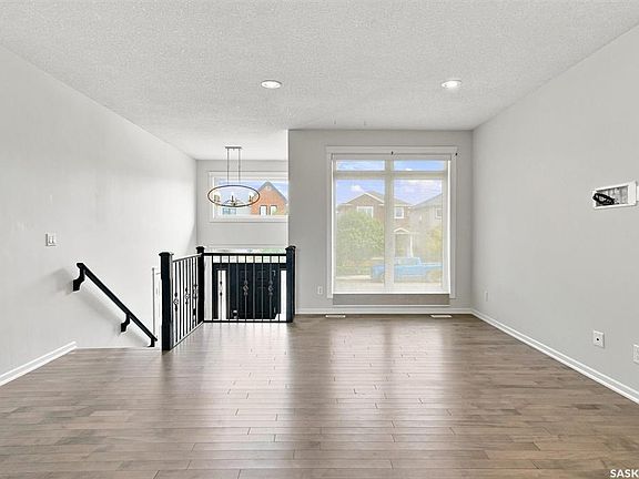 4th image of 215 Padget CRESCENT