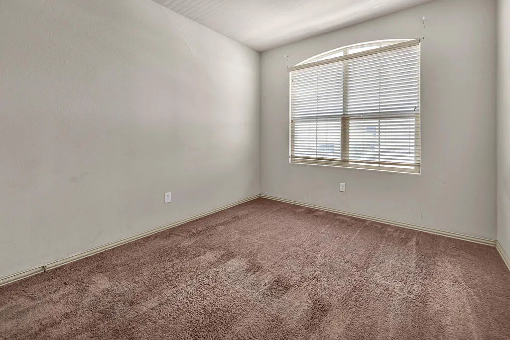 4 bed, 2.5 bath, 2829 sqft, $2,800 — Photo 3