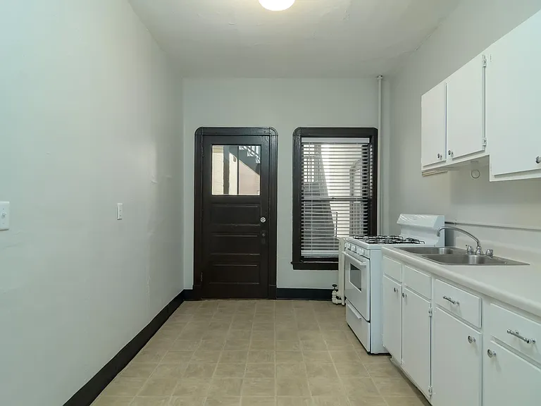 Lowry Hill Apartments — Photo 8