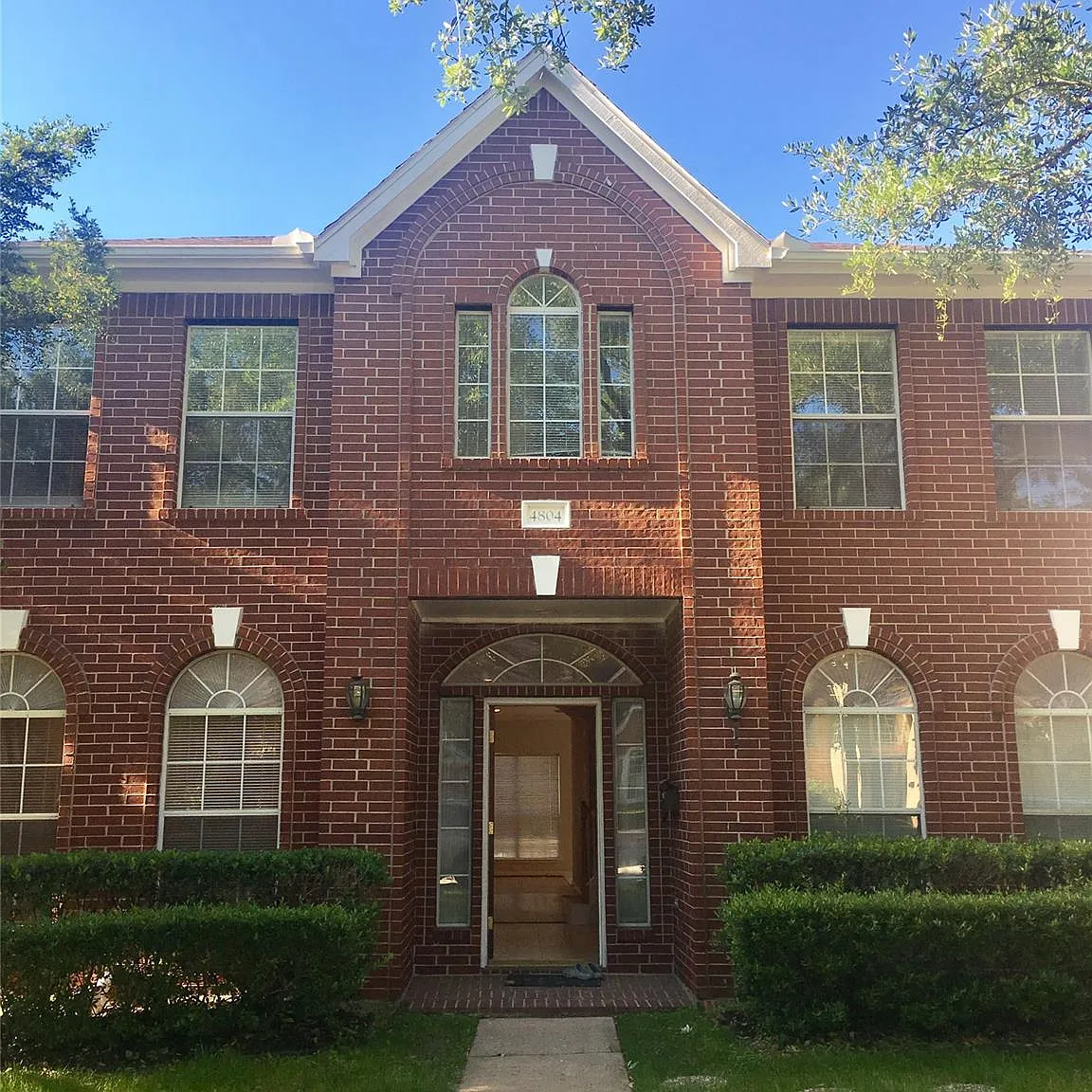 4 bed, 2.5 bath, 2852 sqft, $4,300 — Photo 1
