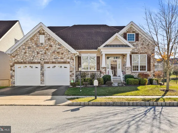 617 Regency Hills Dr, Collegeville, PA 19426