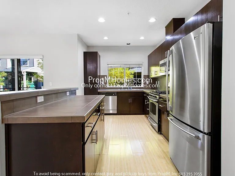 610 NE Garswood Ln — Photo 3
