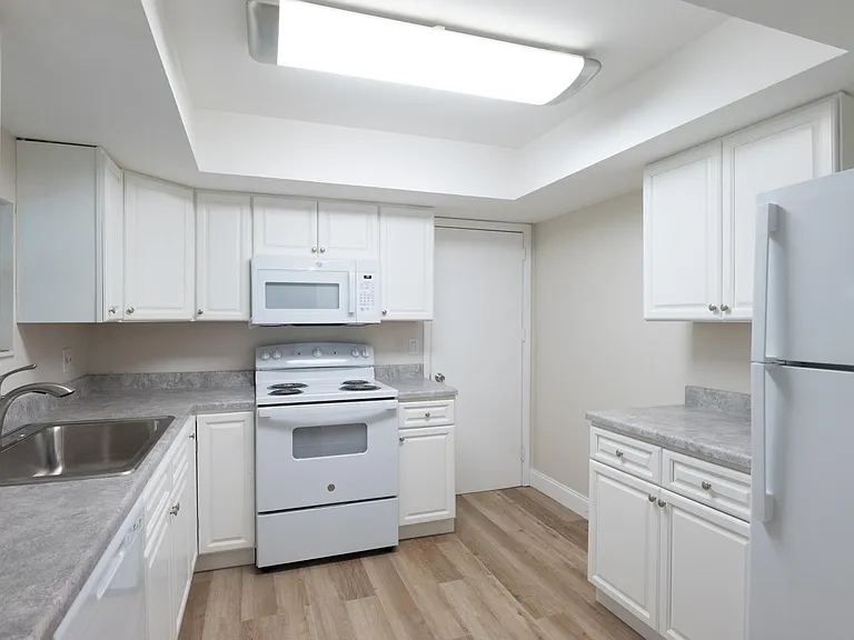 308 Park Ave — Photo 18