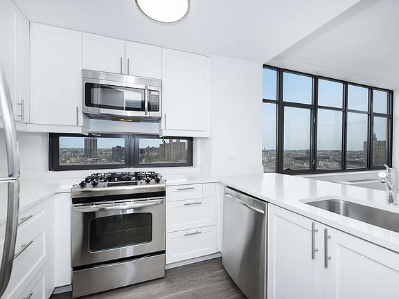 2nd image of 424 Bedford Ave APT 6C