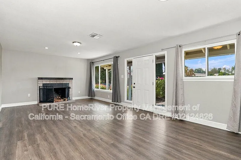 5 bed, 2.5 bath, 2207 sqft, $3,495 — Photo 3