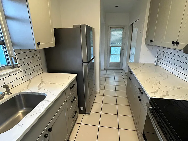 1002 SW 28th St — Photo 7