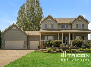 22209 Red Oak Dr, Rogers, MN 55374