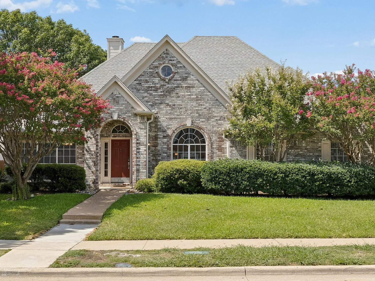 4 bed, 2.0 bath, 2362 sqft, $3,900 — Photo 1