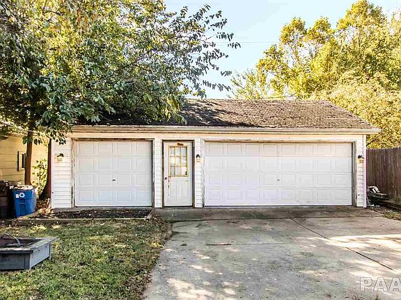 2nd image of 1324 E Hillcrest Pl